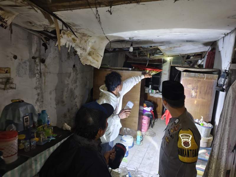 Rumah Roboh, Polri Cepat Tanggap Evakuasi Penghuni Rumah