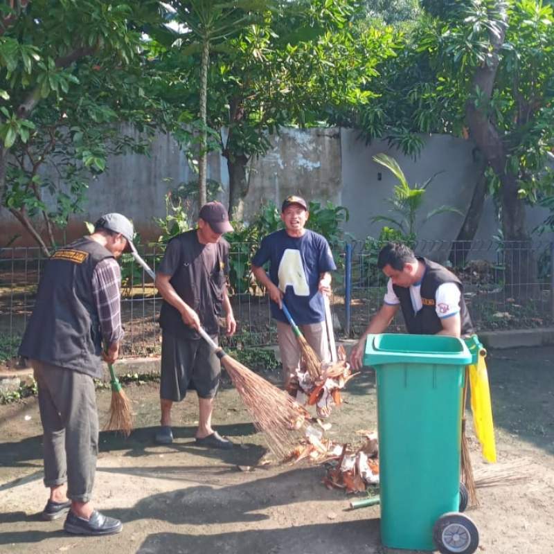 UPT Prasarana Terminal Cimone Gelar Bakti Sosial Bersihkan Saluran Air Bersama Warga
