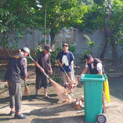 UPT Prasarana Terminal Cimone Gelar Bakti Sosial Bersihkan Saluran Air Bersama Warga