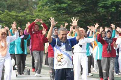 Peringati HUT Ke-50 KORPRI dan HUT ke-22 Dharma Wanita Persatuan, Sekda OKU Senam Bersama ASN