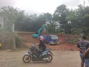 Jalan Licin dan Rawan Kecelakaan, Aktivitas Galian Tanah Merah di Pamijahan Dikeluhkan Warga