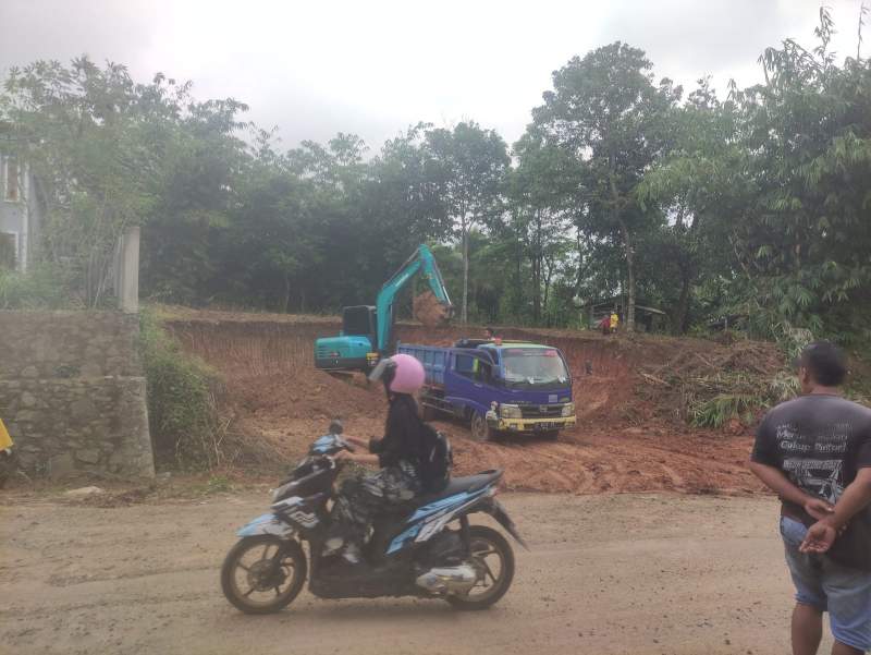 Jalan Licin dan Rawan Kecelakaan, Aktivitas Galian Tanah Merah di Pamijahan Dikeluhkan Warga