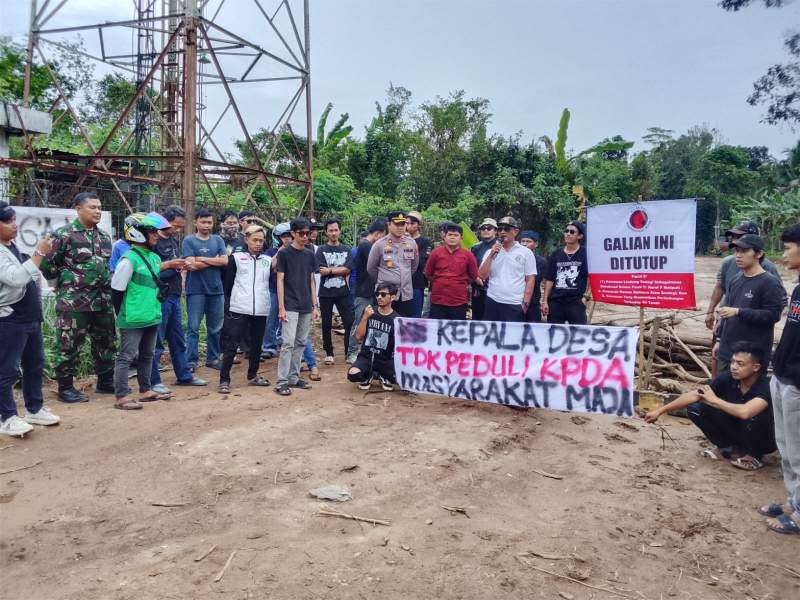 Warga Desa Maja Segel Lokasi Galian Tanah Merah, Tuding Merusak Lingkungan dan Langgar Aturan