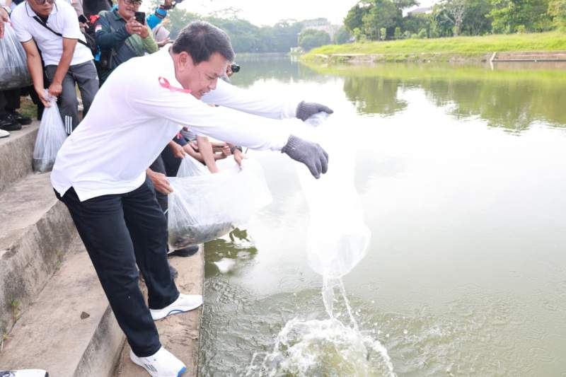 Bupati Tangerang Rayakan Enam Momentum Nasional Lewat Gerak Jalan Sehat dan Tebar Benih Ikan