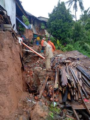 Rumah Warga Bayah Timur Terancam Ambruk Akibat Longsor, Pemerintah Dinilai Lamban Bertindak