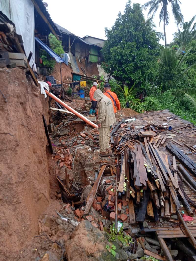 Rumah Warga Bayah Timur Terancam Ambruk Akibat Longsor, Pemerintah Dinilai Lamban Bertindak