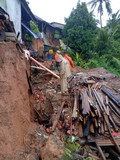 Rumah Warga Bayah Timur Terancam Ambruk Akibat Longsor, Pemerintah Dinilai Lamban Bertindak