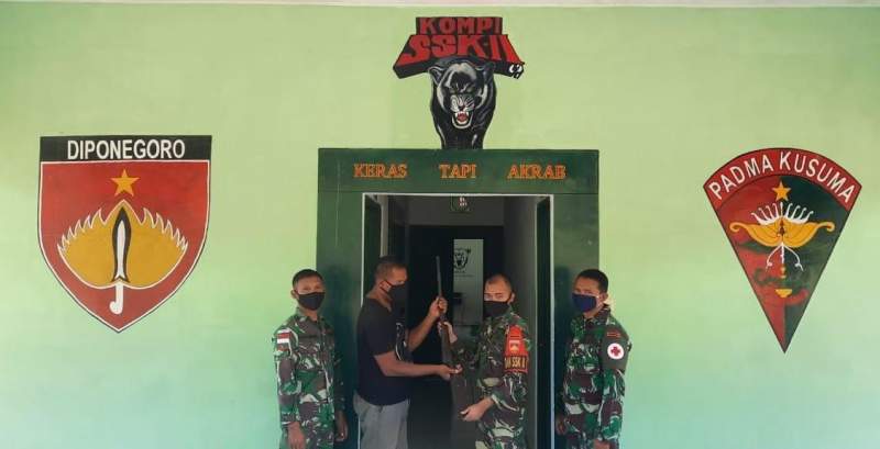 Warga Sungai Antu Sukarela Serahkan Senjata Api Rakitan Kepada Satgas Pamtas RI-MLY Yonif 407/PK