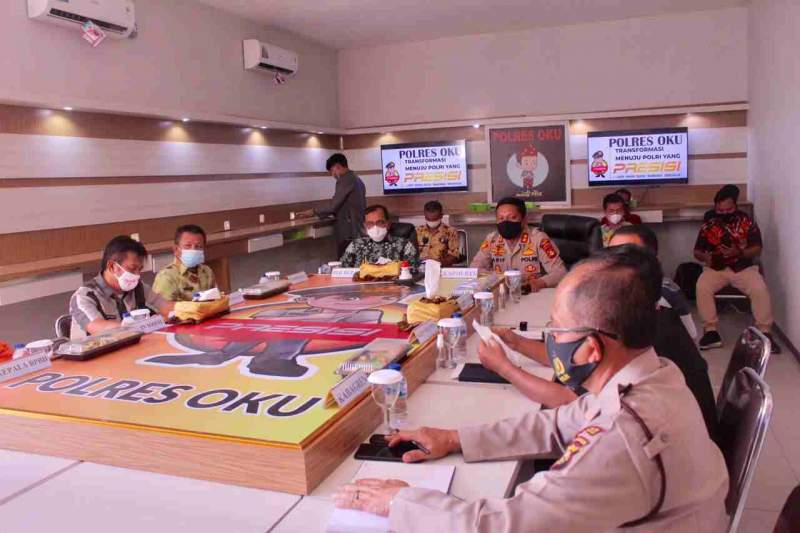 Plh Bupati OKU Ikuti Vidcon Rakor Penyerapan Anggaran Percepatan Pemulihan Ekonomi Nasional dan Penyaluran Program Perlindungan Sosial Serta Belanja Modal