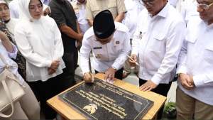 Resmikan di Pasar Anyar dan Ciledug, Wamenkes: Kota Tangerang Pelopor Nasional Pos Kesehatan Merah Putih di Pasar