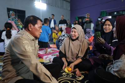 Kembali Sambangi Pengungsi Terdampak Kebakaran TPA Jatiwaringin, Bupati Tangerang Salurkan Bantuan dan Mohon Doa Masyarakat