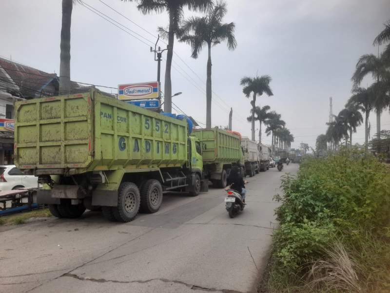 Dishub Tangerang Larang Truk Tanah Parkir Sembarangan, Masyarakat Resah Bahu Jalan Dijadikan Lahan Parkir Liar