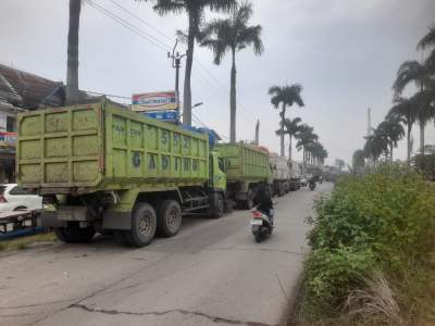 Dishub Tangerang Larang Truk Tanah Parkir Sembarangan, Masyarakat Resah Bahu Jalan Dijadikan Lahan Parkir Liar