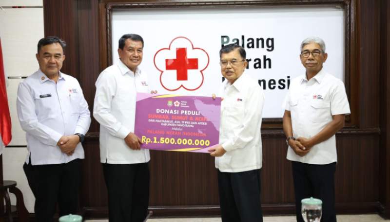 Bupati Tangerang Serahkan Donasi Rp. 1,5 M untuk Korban Banjir dan Longsor di Sumatera