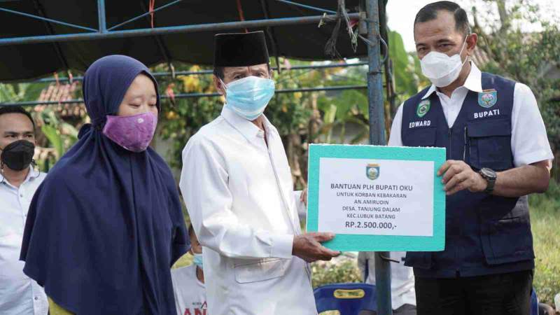 Penyerahan Bantuan Korban Kebakaran Di Desa Tanjung Oleh PLH Bupati OKU