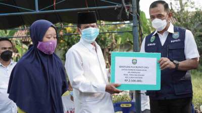 Penyerahan Bantuan Korban Kebakaran Di Desa Tanjung Oleh PLH Bupati OKU