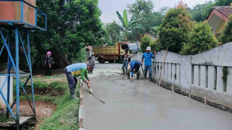 Akses Warga Makin Lancar, Desa Tenjo Realisasikan Betonisasi Jalan Sepanjang 1 Kilometer