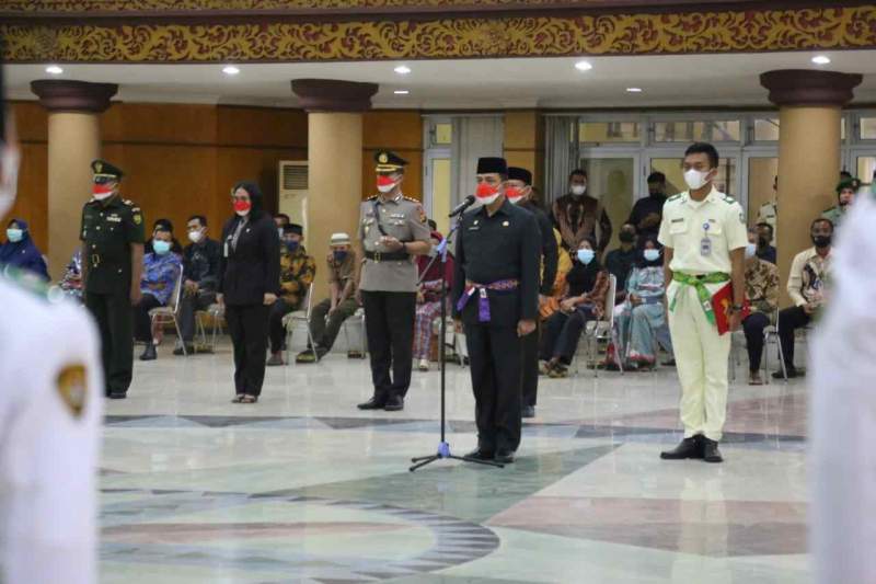 PLH Bupati OKU Kukuhkan 32 Anggota Pasukan Pengibar Bendera Pusaka (Paskibraka) Kabupaten OKU Tahun 2021