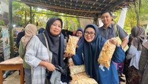 Wabup Intan Apresiasi Pemerintah Desa Ciakar Gelar Pasar Tradisional