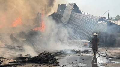 Kebakaran Pabrik Batujaya Belum Padam Total, 25 Personel dan 7 Armada Masih Bertahan