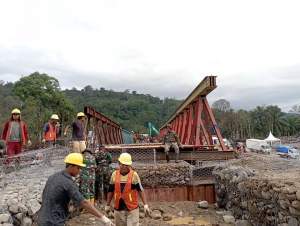 Dandim 0212/Tapsel Dampingi Danrem 023/KS Tinjau Percepatan Pembangunan Jembatan Bailey