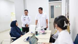 Kunjungi Puskesmas Binong dan Puskesmas Kelapa Dua, Bupati Tangerang Cek Kebersihan dan Layanan Kesehatan