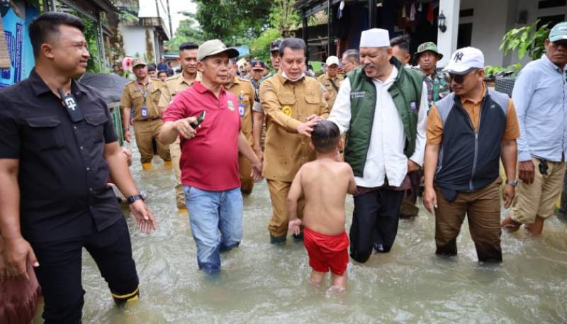 Bupati Tangerang Tinjau Banjir Di Desa Cirumpak Kronjo