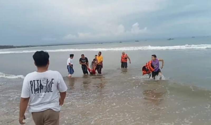 Tragedi di Pantai Karang Seke, Tiga Wisatawan Terseret Ombak, Satu Tewas dan Satu Hilang