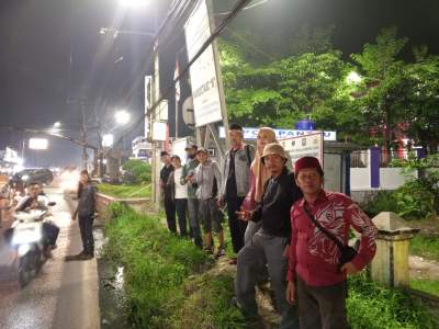 Parkir Liar Truk Tanah Resahkan Warga Solear di Jalur Adiyasa-Maja