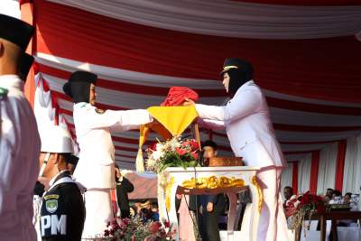 Upacara Penurunan Bendera di Tangerang Berlangsung Meriah, Paskibraka Beraksi
