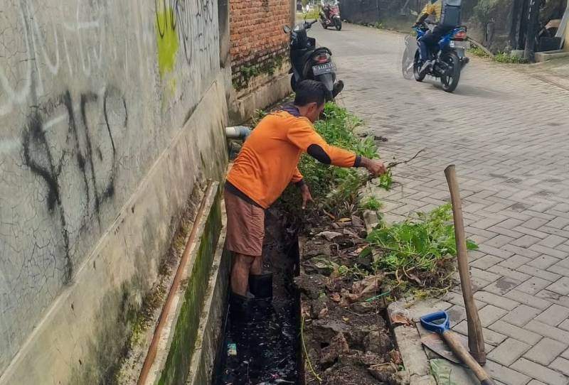 Satgas Kecamatan Ciledug Lakukan Normalisasi Saluran Air di Wilayah Pemukiman