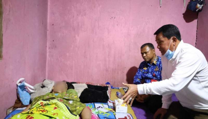 Bupati Tangerang Kunjungi Warga Penderita Kanker Payudara di Kosambi
