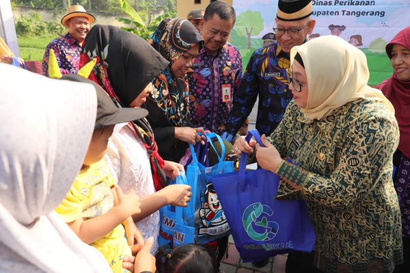 Wabup Intan Nurul Hikmah Beri Bantuan Ikan untuk Tekan Stunting di Cisoka