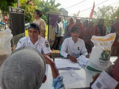Penyaluran Bantuan Pangan di Desa Cileles, 620 Warga Terima Beras Gratis