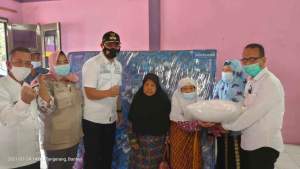 Pemkab Tangerang Berikan Bantuan 40 Buah Kasur untuk Lansia