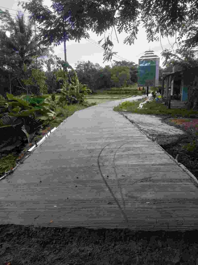 Betonisasi Jalan Desa Kampung Garobog  Disambut Gembira Oleh Warga