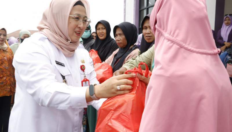 Wabup Intan Tinjau Gerakan Pasar Murah di Kecamatan Pasar Kemis