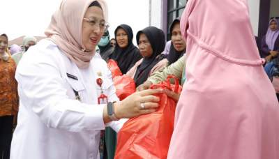 Wabup Intan Tinjau Gerakan Pasar Murah di Kecamatan Pasar Kemis