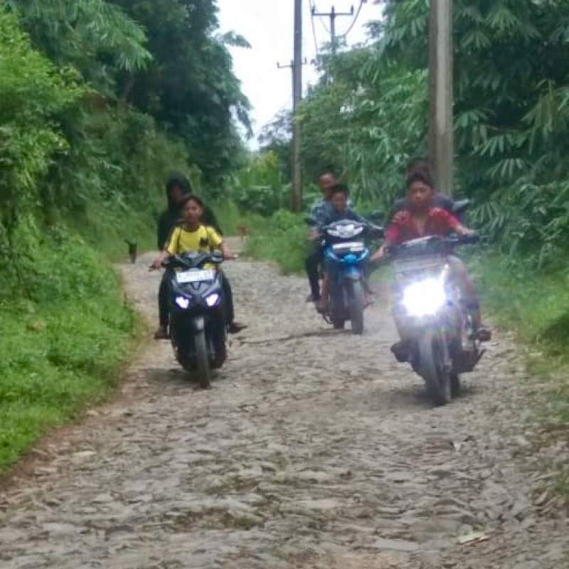 Jalan Poros Desa Penghubung Tiga Desa di Lebak Rusak Parah, Aktivitas Warga Terhambat