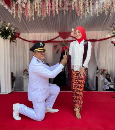Camat Cisoka Tunjukkan Romantisme Kepada Sang Istri