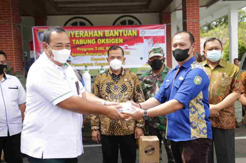 PLH Bupati Candra Hadiri Acara Penyerahan Bantuan Tabung Oksigen Program Tanggung Jawab Sosial Lingkungan BUMN PT. Semen Baturaja Kepada Pemerintahan Kabupaten OKU