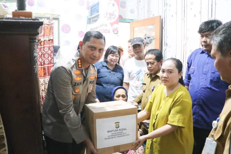 Kapolres Metro Tangerang Kota Serahkan Bantuan Kursi Roda Ke Warga Kurang Mampu di Buaran Indah Kota Tangerang