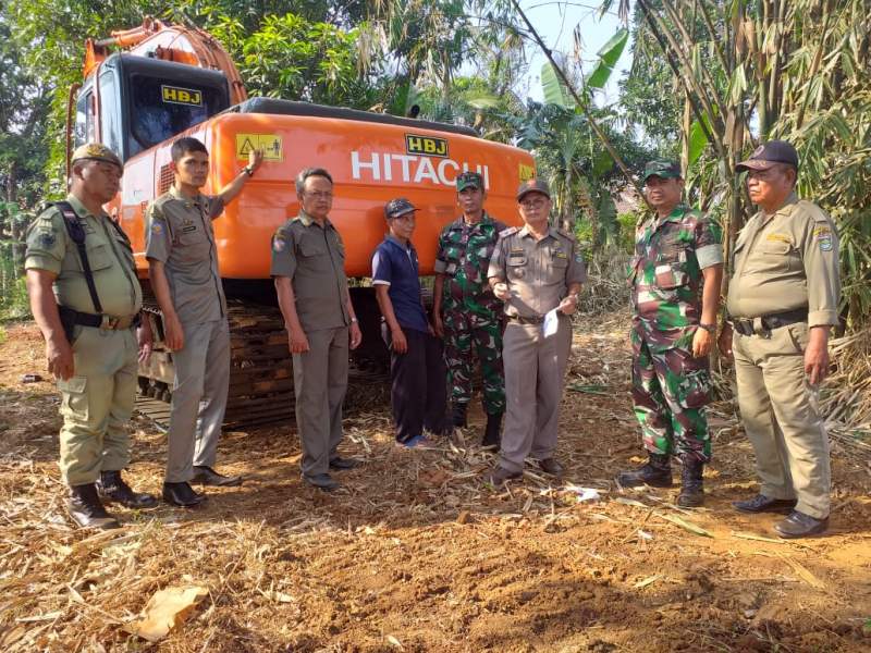 Akibat Nekat Operasi Siang Hari, Trantib dan Koramil Rajeg Tegur Pemilik Galian Tanah