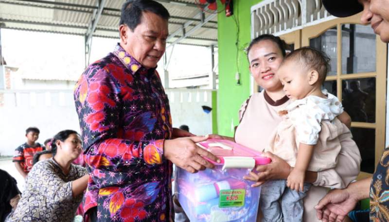 Bupati Tangerang Salurkan Bantuan bagi Korban Banjir di Pakuhaji
