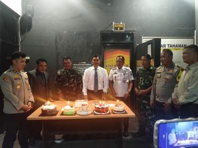 Sinergitas Tiga Kecamatan, Forkopimcam Beri Kejutan HUT Bhayangkara ke-80 di Polsek Cisoka