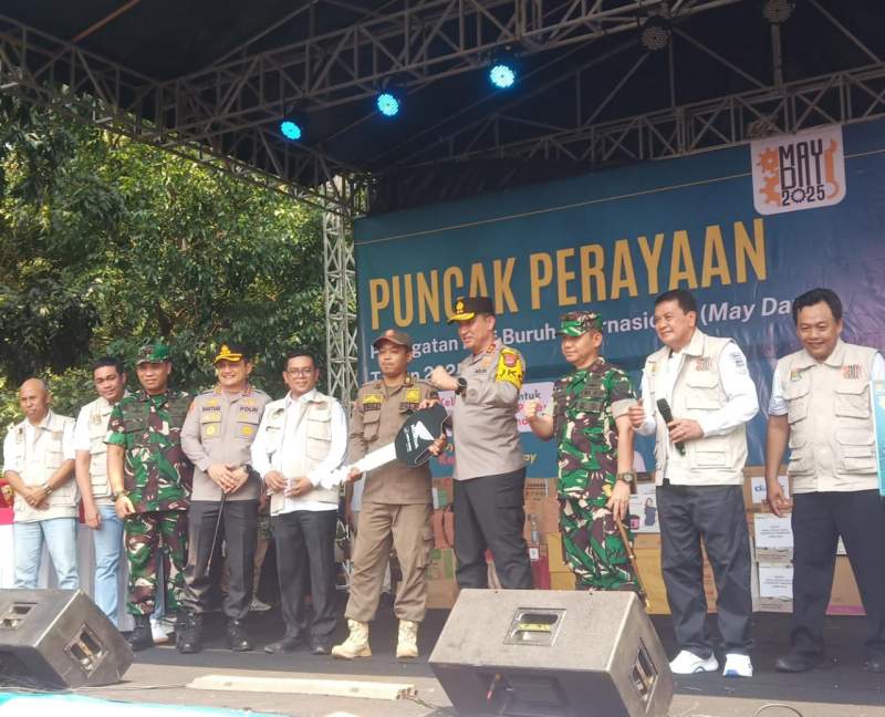 Gubernur Banten Andra Soni Angkat Langsung Petugas Satpol PP