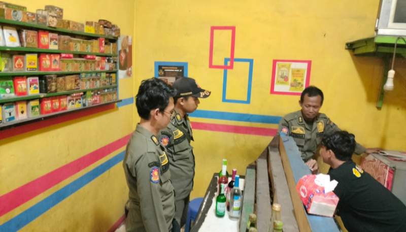 Satpol PP Tindak Tegas Penjualan Miras di Depot Jamu