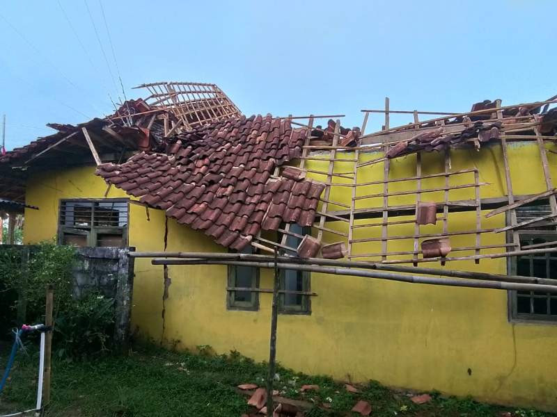 Kantor Desa Roboh Diterjang Angin, Pemda Lebak Bungkam: Penghargaan Infrastruktur Gubernur Banten Dinilai Omong Kosong