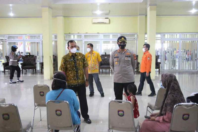 PLH Bupati Bersama Kapolres OKU Tinjau Pelaksanaan Vaksinasi Massal Covid-19 Dosis Pertama