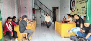 KWRI Kabupaten Tangerang Bagi-bagi Takjil di Solear &lrm;